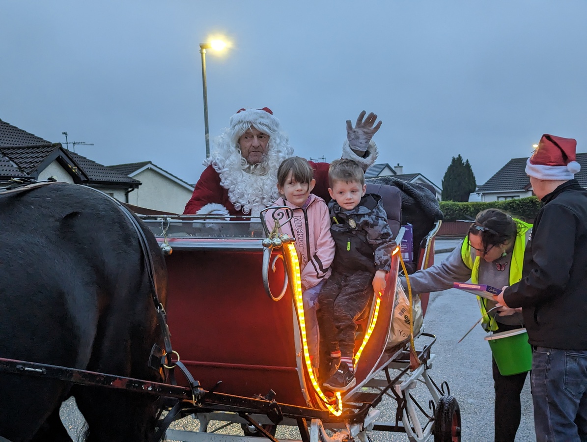 Santa Visits Killen 2022 - Coolough Drive  (16)